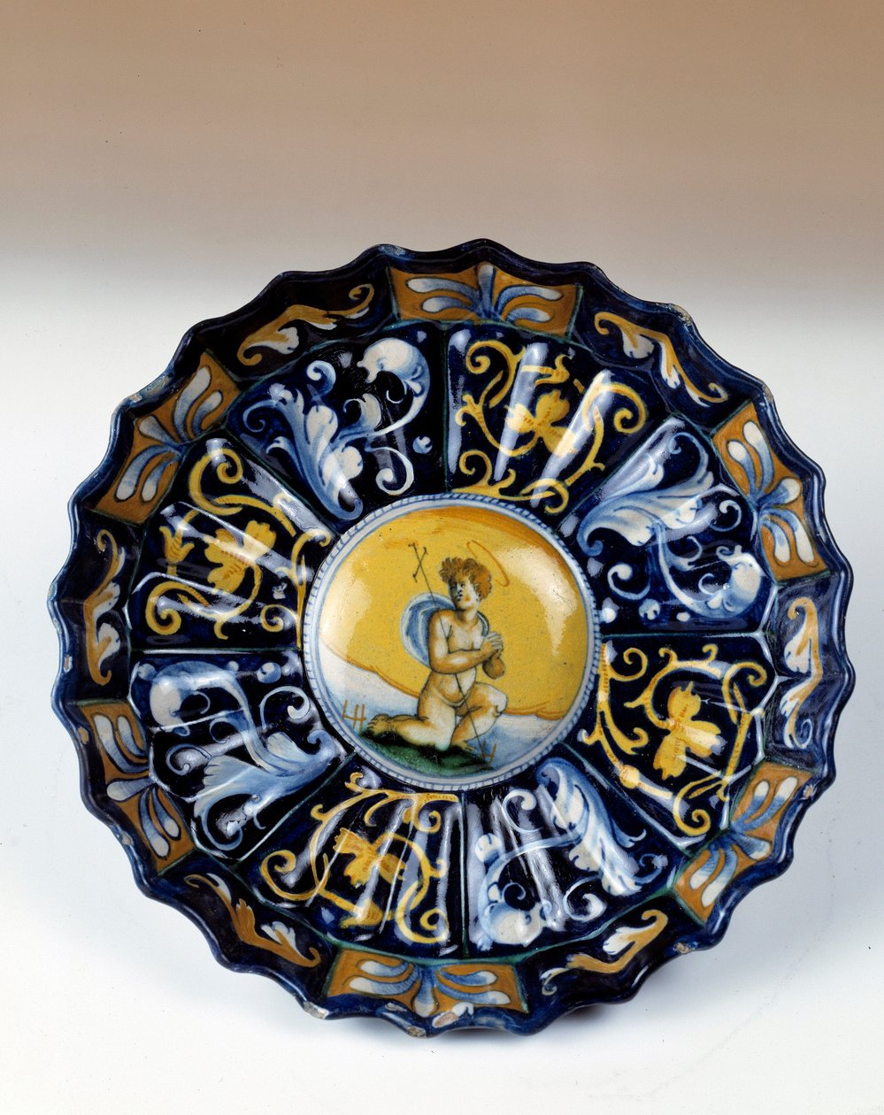 Godronnee faience cup decoree of an angelot. القرن السادس عشر إغوين. متحف النهضة الوطني بواسطة فنان غير معروف