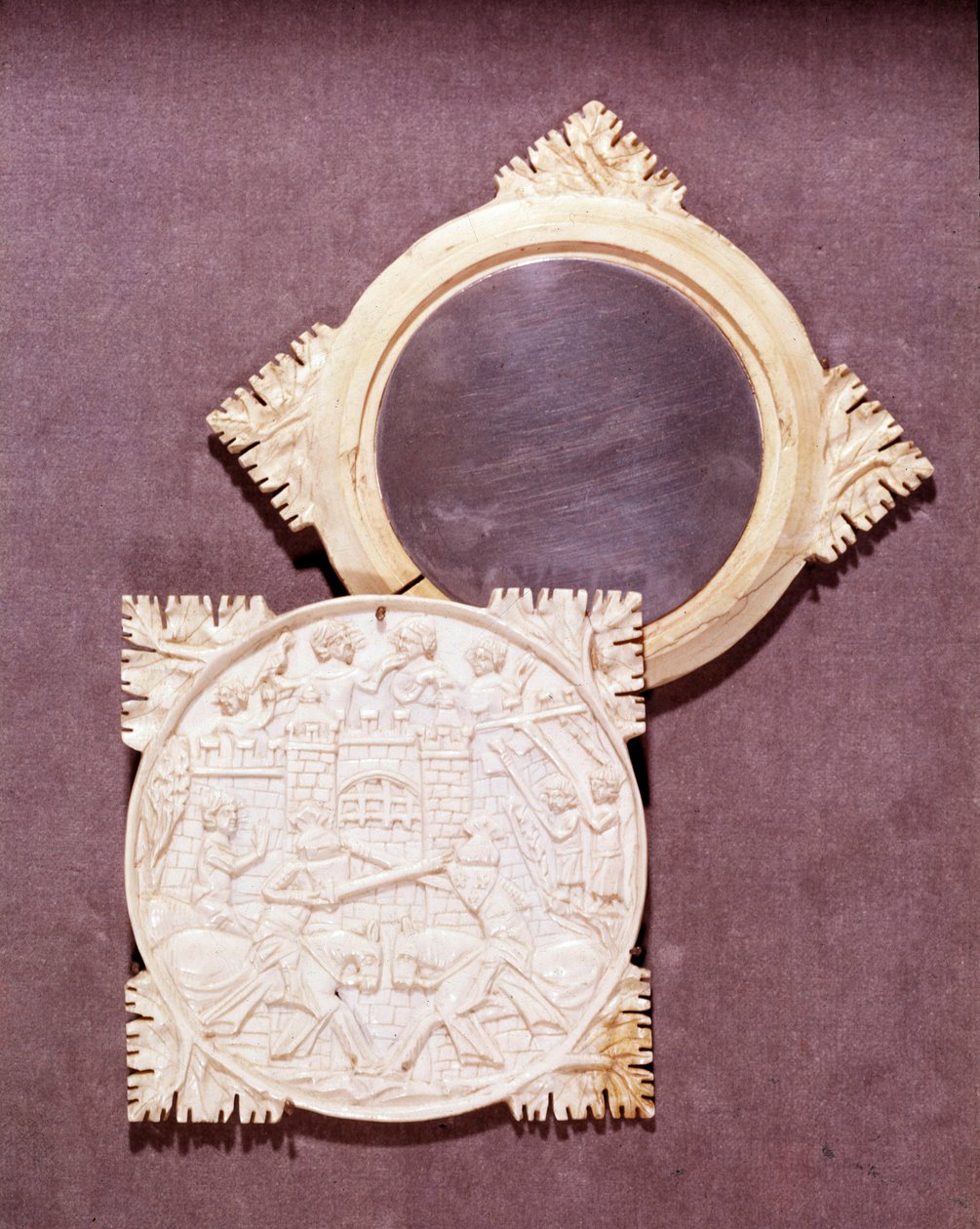 مرآة وصندوق من العاج يمثلان مشهد بطولة الفروسية. 1450-1500. باريس ، المتحف الوطني للعصور الوسطى ، Thermes de Cluny بواسطة فنان غير معروف