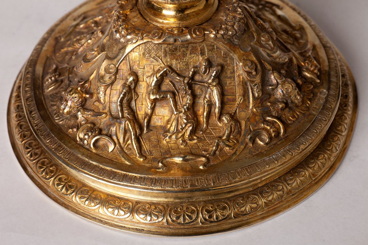ميتالسميثينغ. كأس. هدية من canon A. Le Vaillant de la Bassarderie ، عميد الكاتدرائية الفصل 1726 إلى 1758. القرن الثامن عشر. التفاصيل أسفل. بواسطة فنان غير معروف