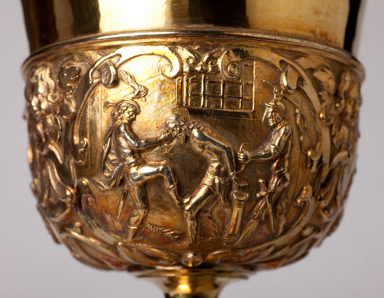 ميتالسميثينغ. كأس. هدية من canon A. Le Vaillant de la Bassarderie ، عميد الكاتدرائية الفصل 1726 إلى 1758. القرن الثامن عشر. التفاصيل. بواسطة فنان غير معروف