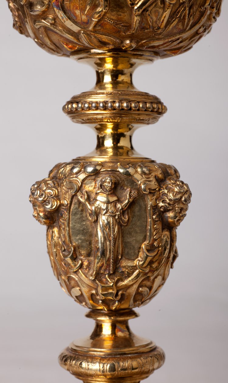 ميتالسميثينغ. كأس. هدية من canon A. Le Vaillant de la Bassarderie ، عميد الكاتدرائية الفصل 1726 إلى 1758. القرن الثامن عشر. التفاصيل. بواسطة فنان غير معروف