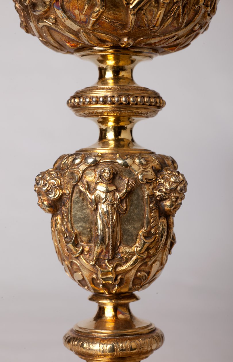 ميتالسميثينغ. كأس. هدية من canon A. Le Vaillant de la Bassarderie ، عميد الكاتدرائية الفصل 1726 إلى 1758. القرن الثامن عشر. التفاصيل. بواسطة فنان غير معروف