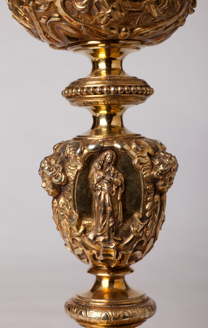 ميتالسميثينغ. كأس. هدية من canon A. Le Vaillant de la Bassarderie ، عميد الكاتدرائية الفصل 1726 إلى 1758. القرن الثامن عشر. التفاصيل. بواسطة فنان غير معروف