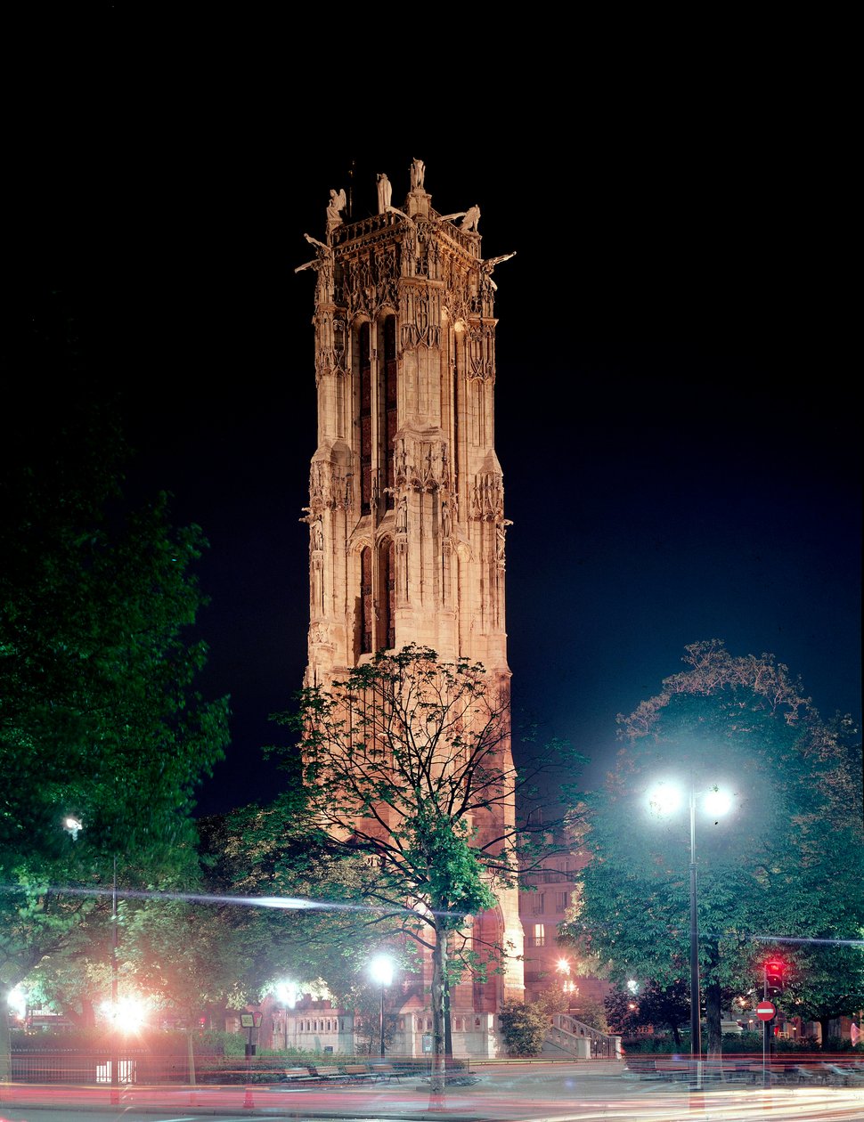 Night view of the Saint Jacques Tower (made in 1523) in Paris. بواسطة فنان غير معروف