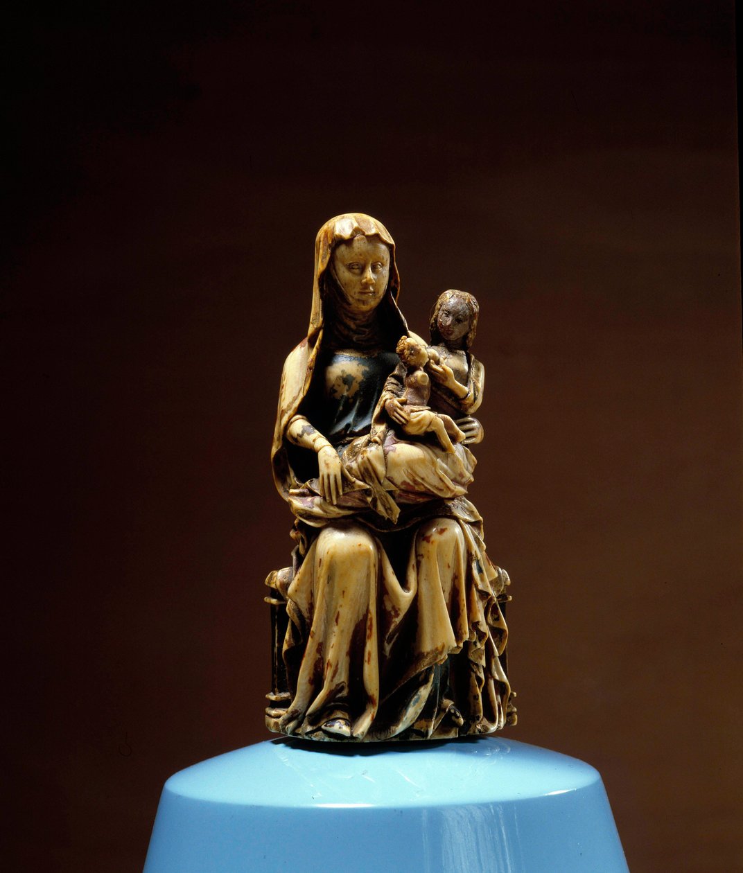 Saint Anne, the Virgin and Child Ivory sculpture of the 14th century. Realised in the North of France. Musee Vivenel, Compiegne بواسطة فنان غير معروف