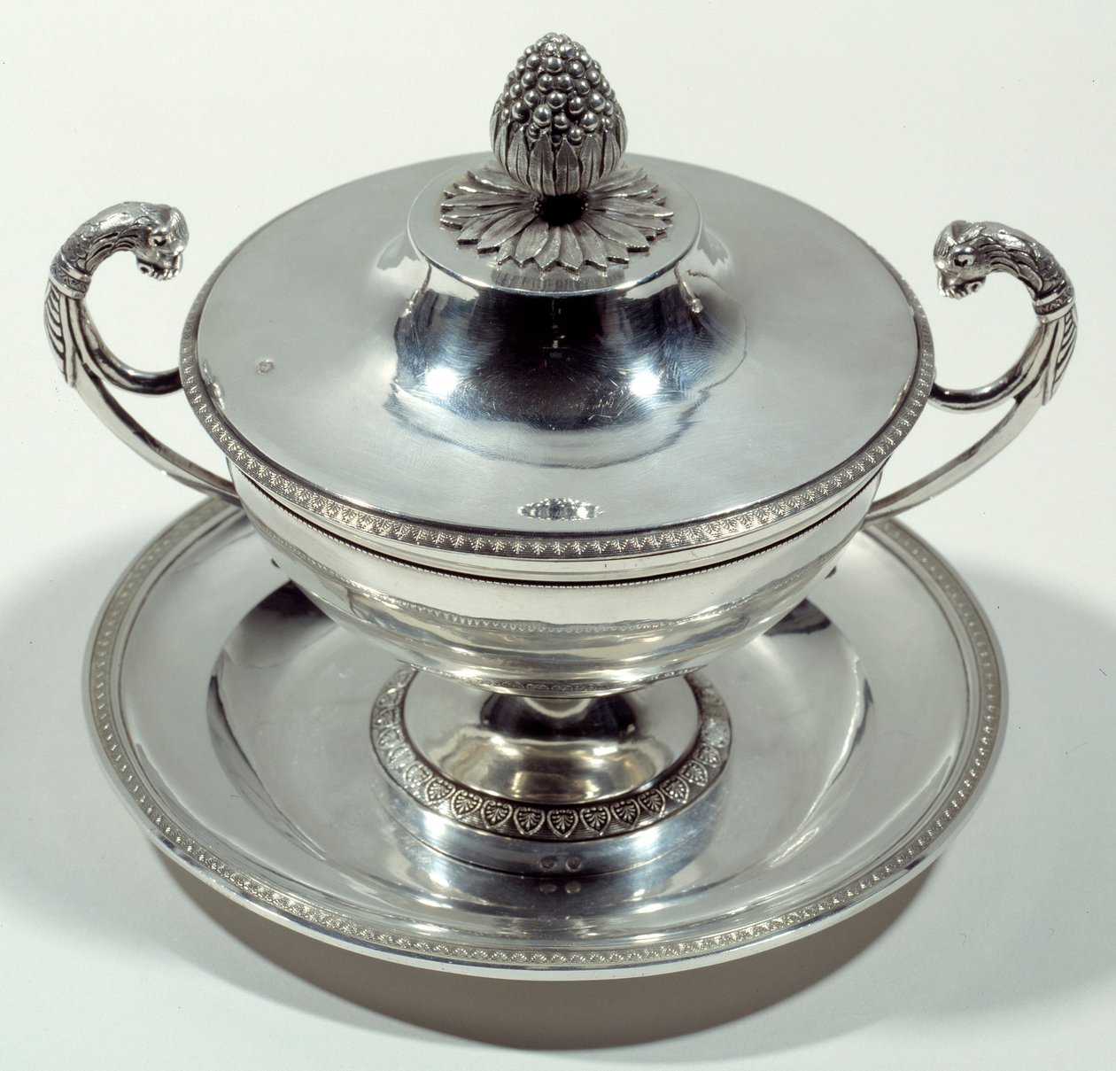 كوب فضي أعلى كوز الصنوبر. 1789-1809. بحث. متحف النهضة الوطني بواسطة فنان غير معروف