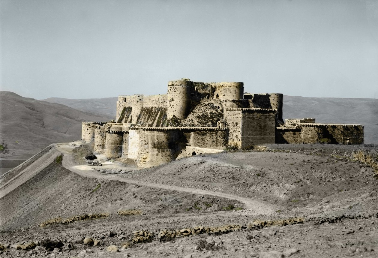 يعود تاريخ حصن قلعة الفرسان إلى فترة الحروب الصليبية ، ويقع في غرب سوريا عام 1930. بواسطة فنان غير معروف