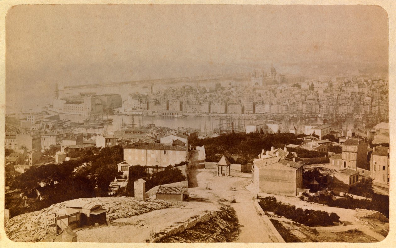 مدينة مرسيليا ومحيطها حوالي 1885-1890: منظر عام لنوتردام دي لا غارد ، مجموعة خاصة بواسطة فنان غير معروف