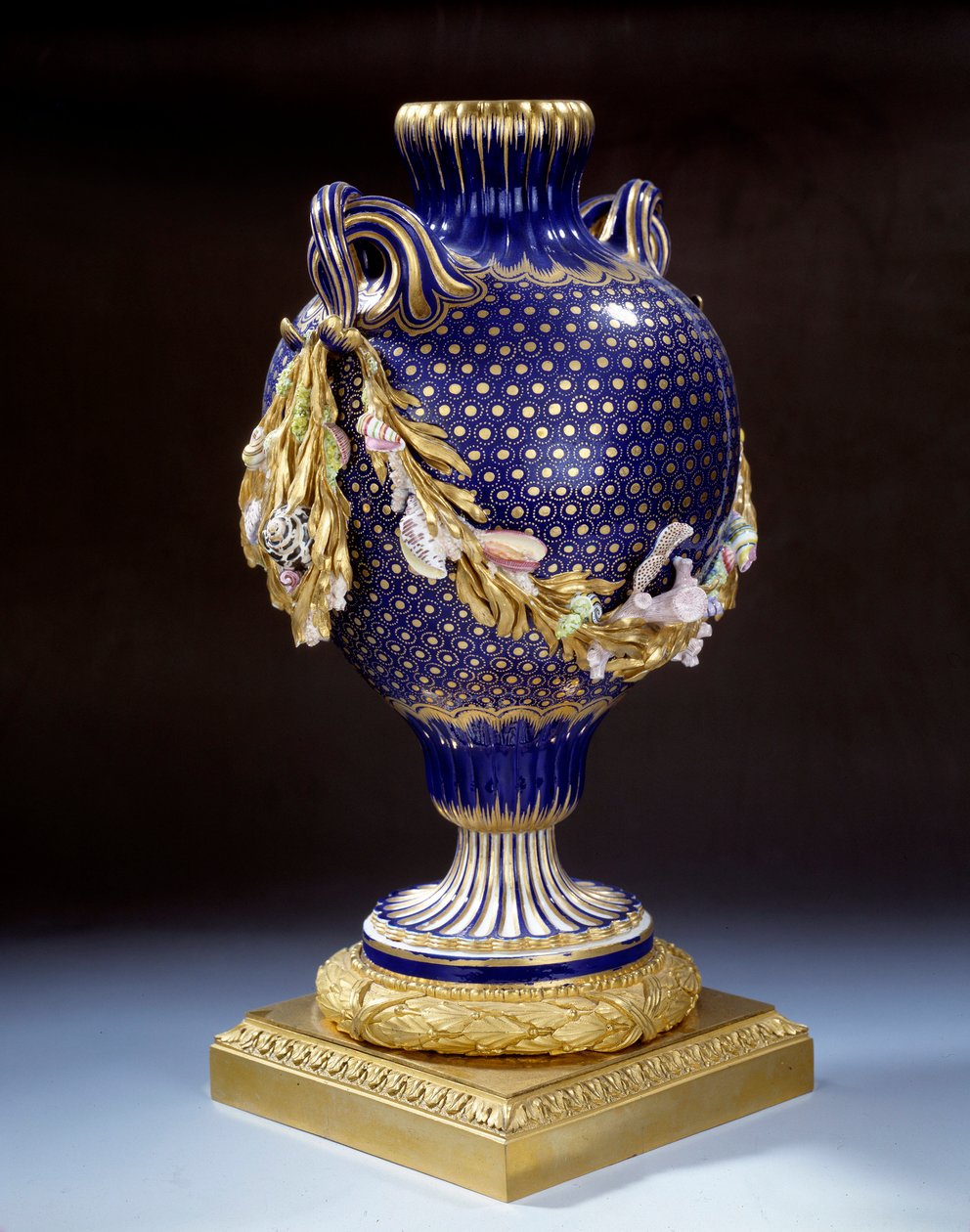 مزهرية بذيل السمكة من البورسلين الصلب. حوالي 1765-1770. باريس. متحف اللوفر بواسطة فنان غير معروف