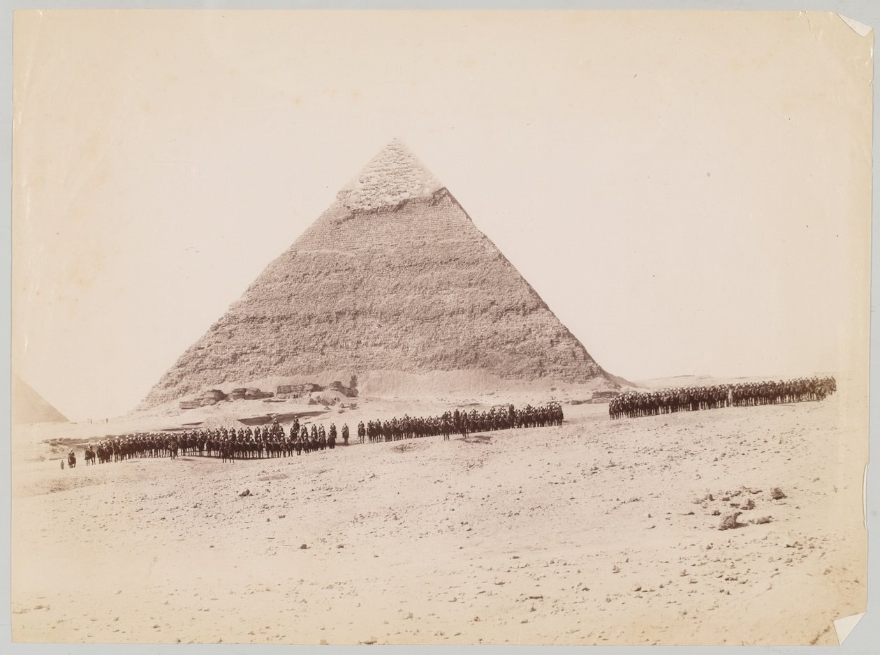 تشكل الفرسان التاسع عشر أمام هرم في الجيزة ، مصر ، حوالي عام 1882 بواسطة غير معروف
