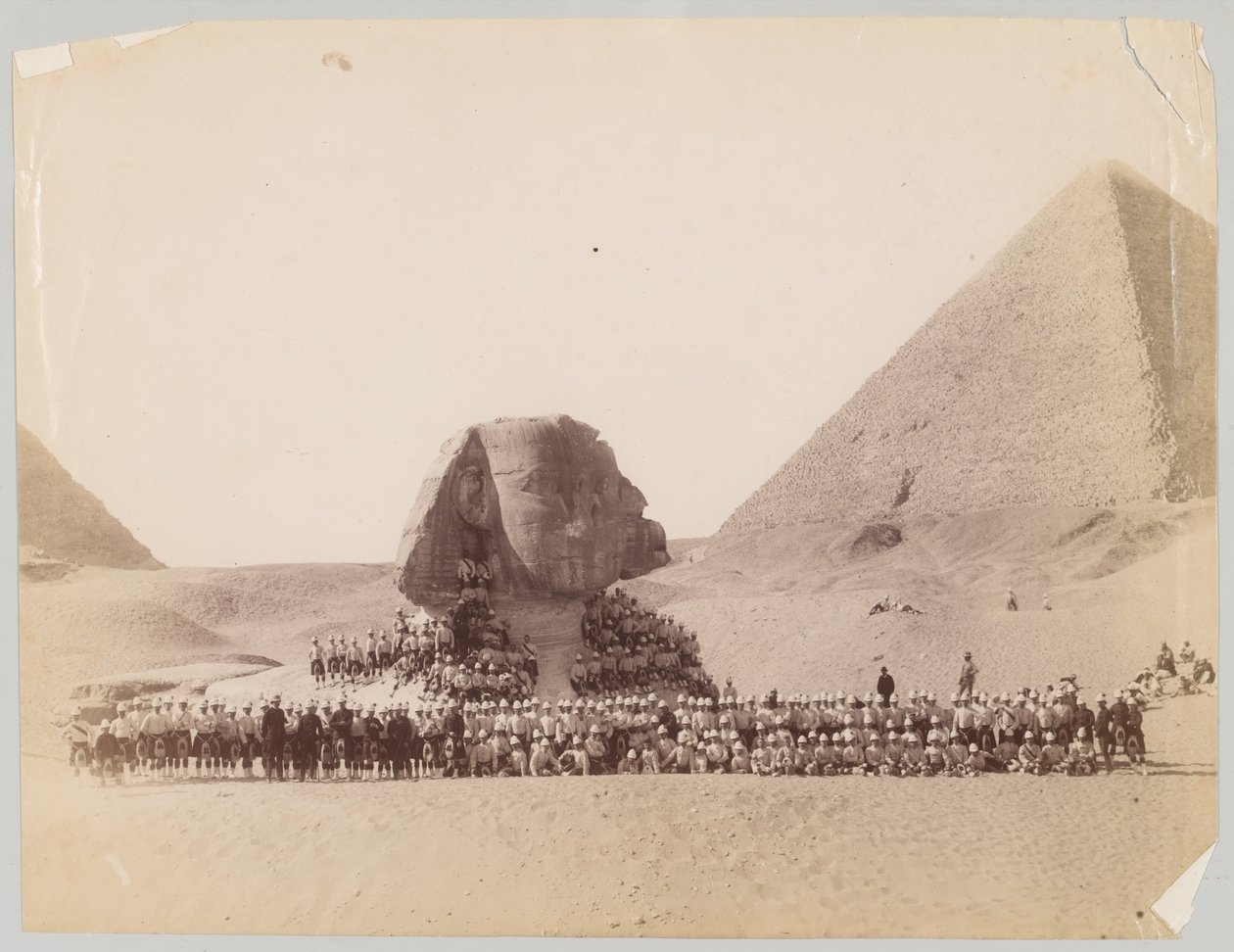 مرتفعات 42 أمام تمثال أبو الهول في الجيزة ، مصر بواسطة مصور غير معروف