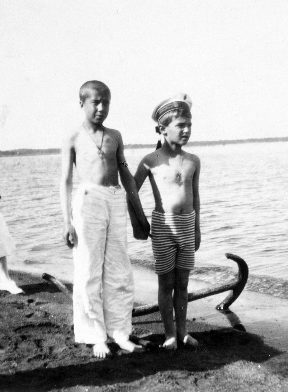 Alexei the Tsarevich وهو يلعب على الشاطئ في Livadia في شبه جزيرة القرم (b / w photo) بواسطة مصور غير معروف