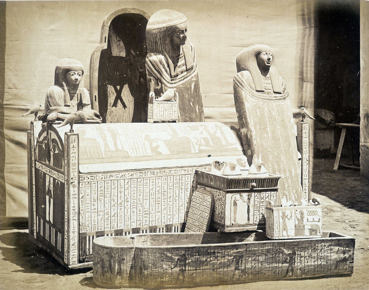 التماثيل الأثرية التي تم العثور عليها في مصر - في "" ألبوم الصور لمتحف القاهرة الأول "الذي أسسه أوغست مارييت باي بواسطة مصور غير معروف