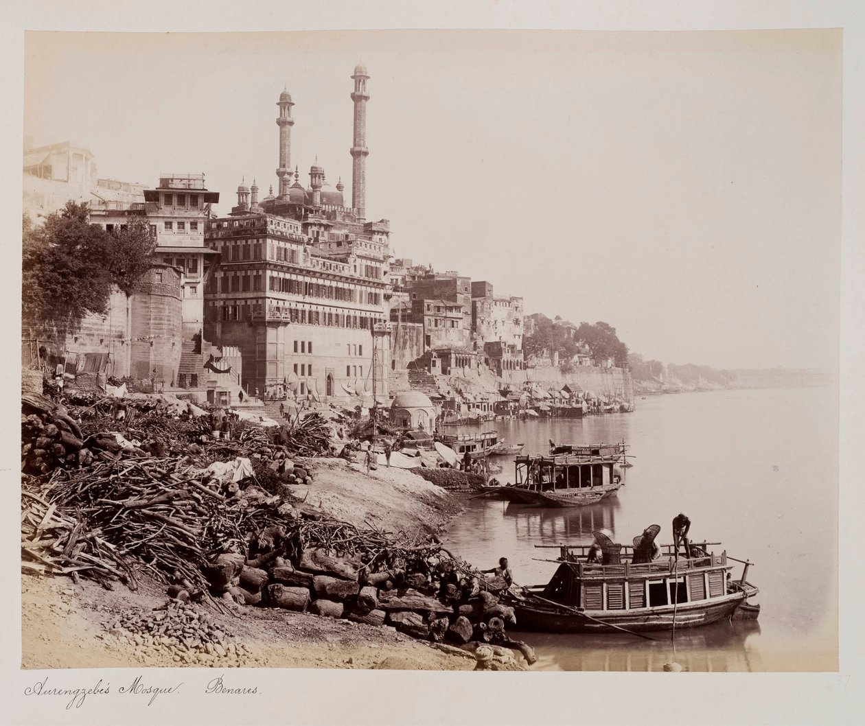 مسجد أورنجزيب ، بيناريس ، حوالي عام 1885 (صورة بني داكن) بواسطة مصور غير معروف