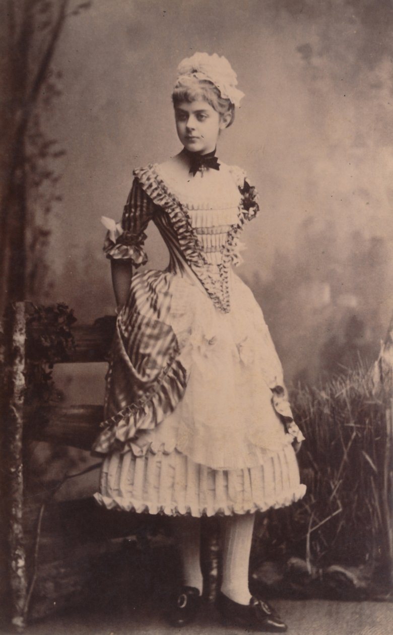 البارونة ماري ألكسندرين "ماري" فون فيتسيرا (19 مارس 1871 - 30 يناير 1889) (الصورة) بواسطة مصور غير معروف