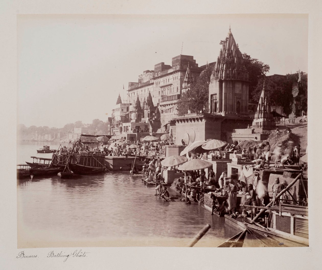 Benares Bathing Ghâts ، c.1885 (بني داكن الصورة) بواسطة مصور غير معروف