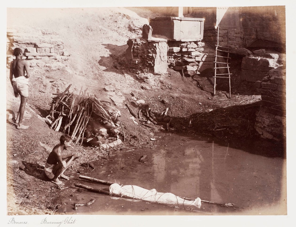Benares Burning Ghât ، c.1885 (بني داكن الصورة) بواسطة مصور غير معروف