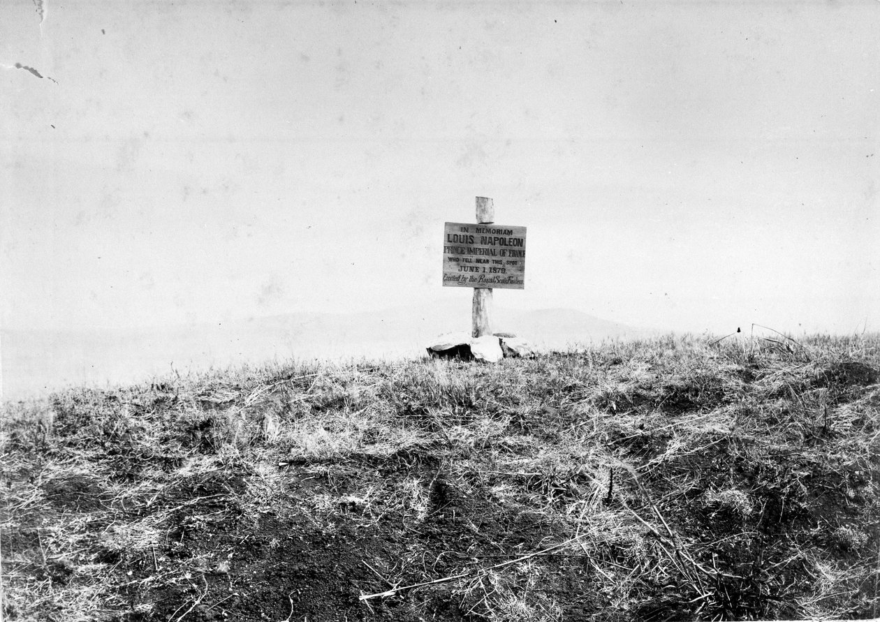 شيد المجلس بواسطة Royal Scots Fusiliers للإشارة إلى المكان الذي سقط فيه الأمير الإمبراطوري ، 1879 بواسطة مصور غير معروف