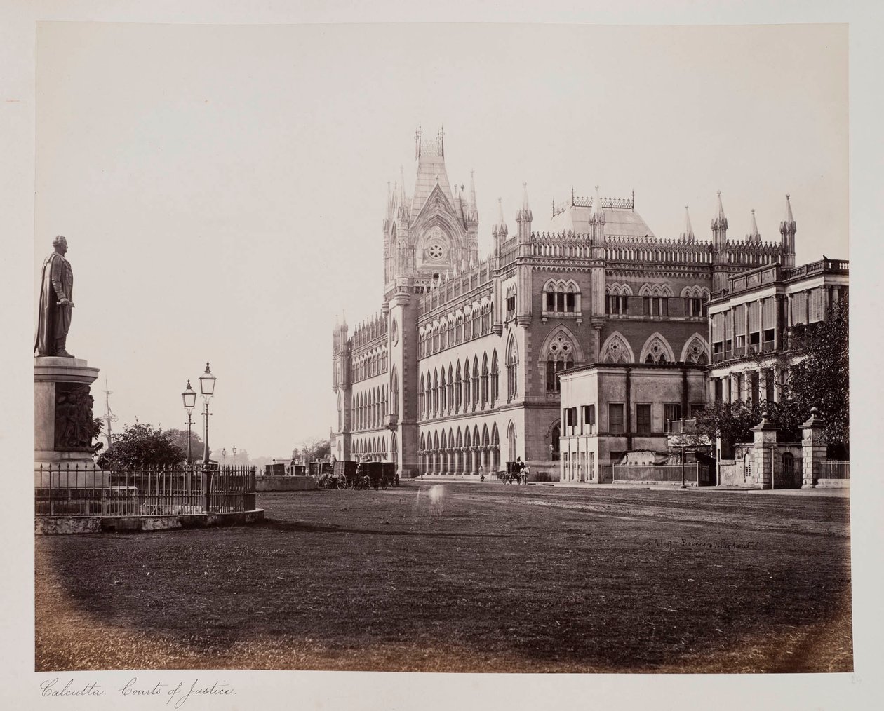 محاكم العدل في كلكتا ، حوالي عام 1885 (صورة بني داكن) بواسطة مصور غير معروف