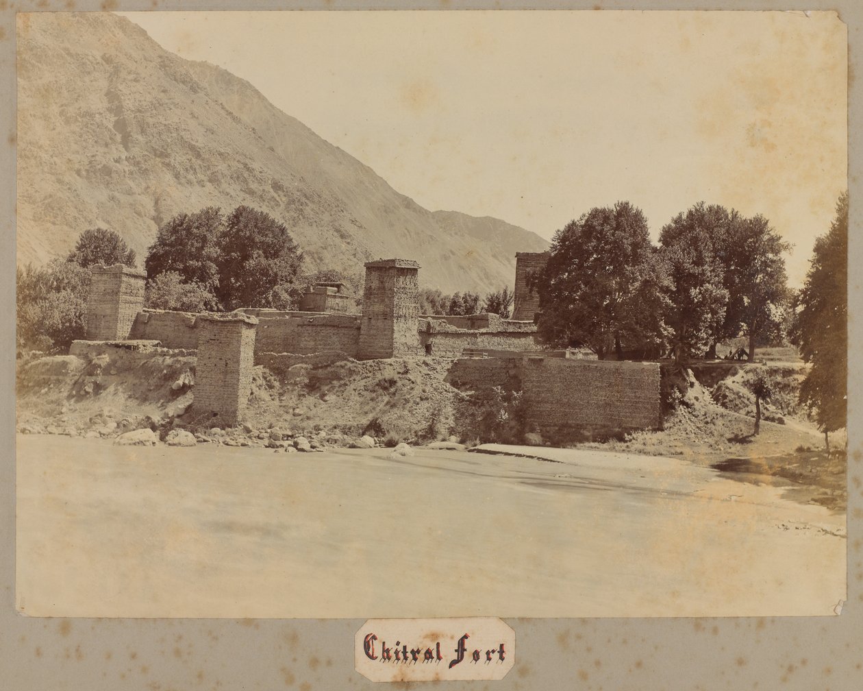 قلعة شيترال ، 1895 بواسطة غير معروف