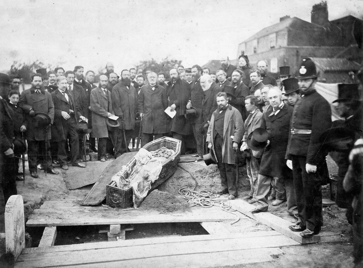 نبش جثة أوغو فوسكولو في مقبرة تشيسويك عام 1871 - ورشة الصور فراتيلي كالديسي - استخراج جثة أوغو فوسكولو في مقبرة تشيسويك عام 1871 بواسطة مصور غير معروف