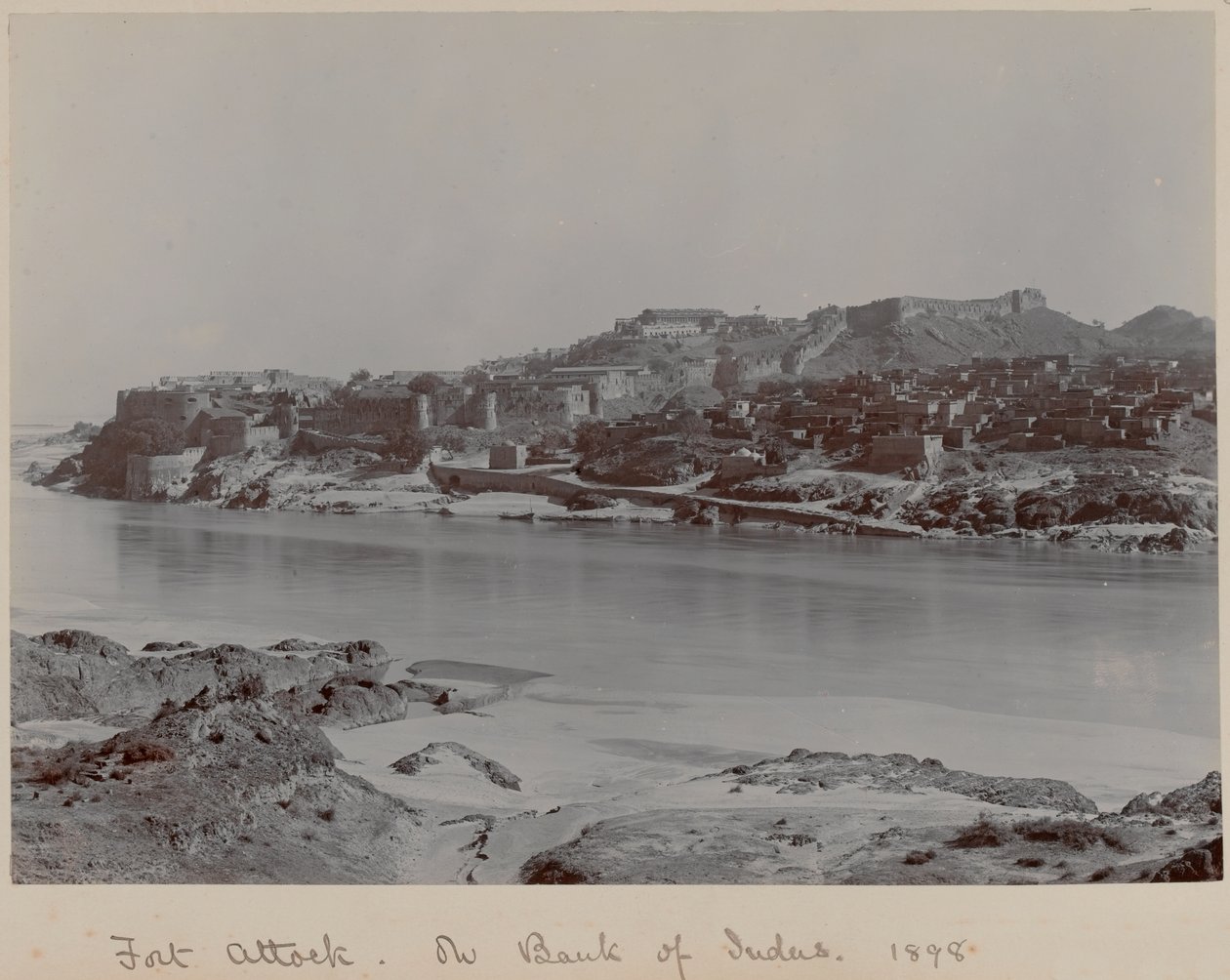 Fort Attock على ضفاف نهر السند بواسطة مصور غير معروف