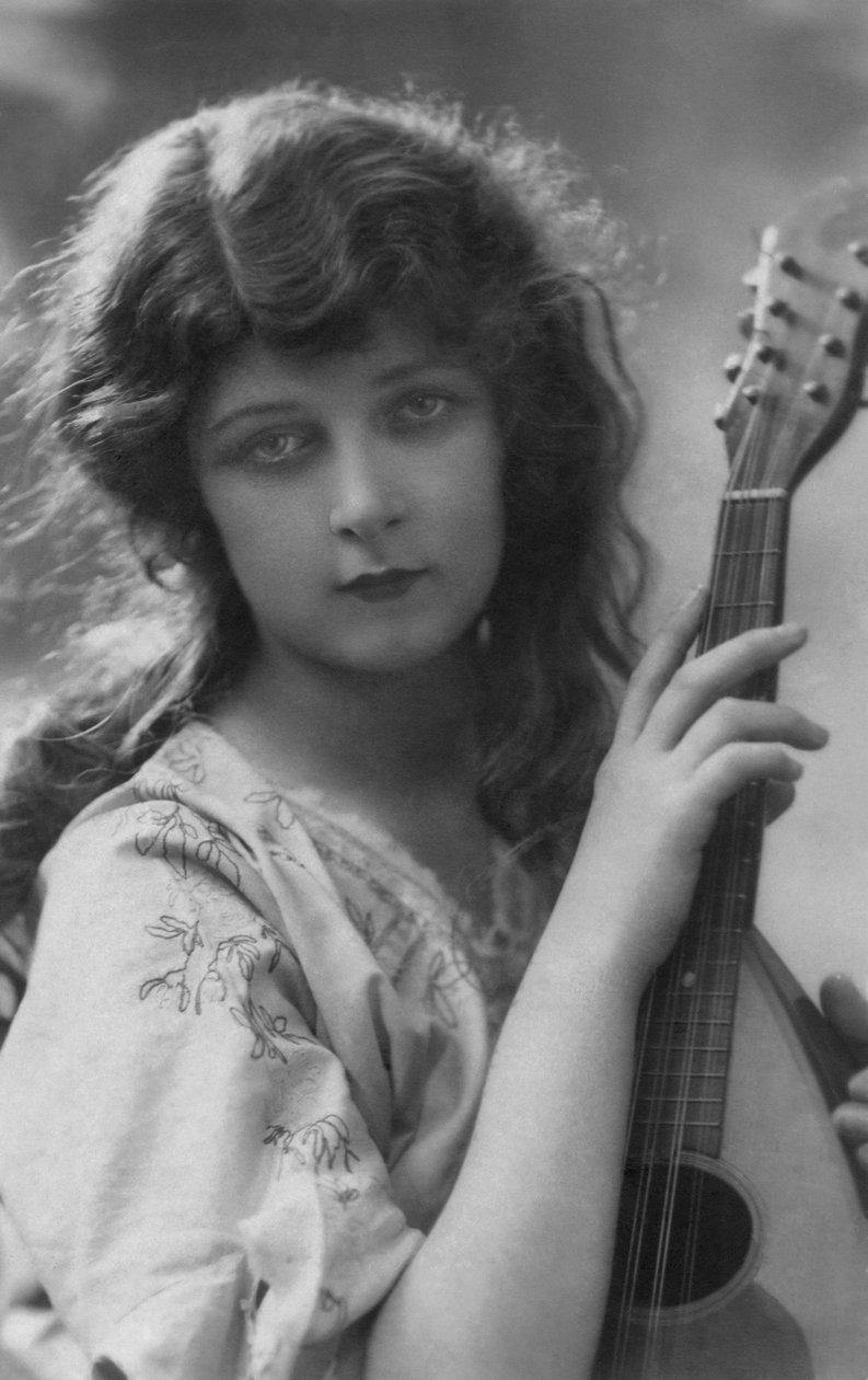 بطاقة بريدية فرنسية لامرأة شابة جميلة مع ماندولين على الطراز النابولي، حوالي عام 1912 بواسطة مصور غير معروف
