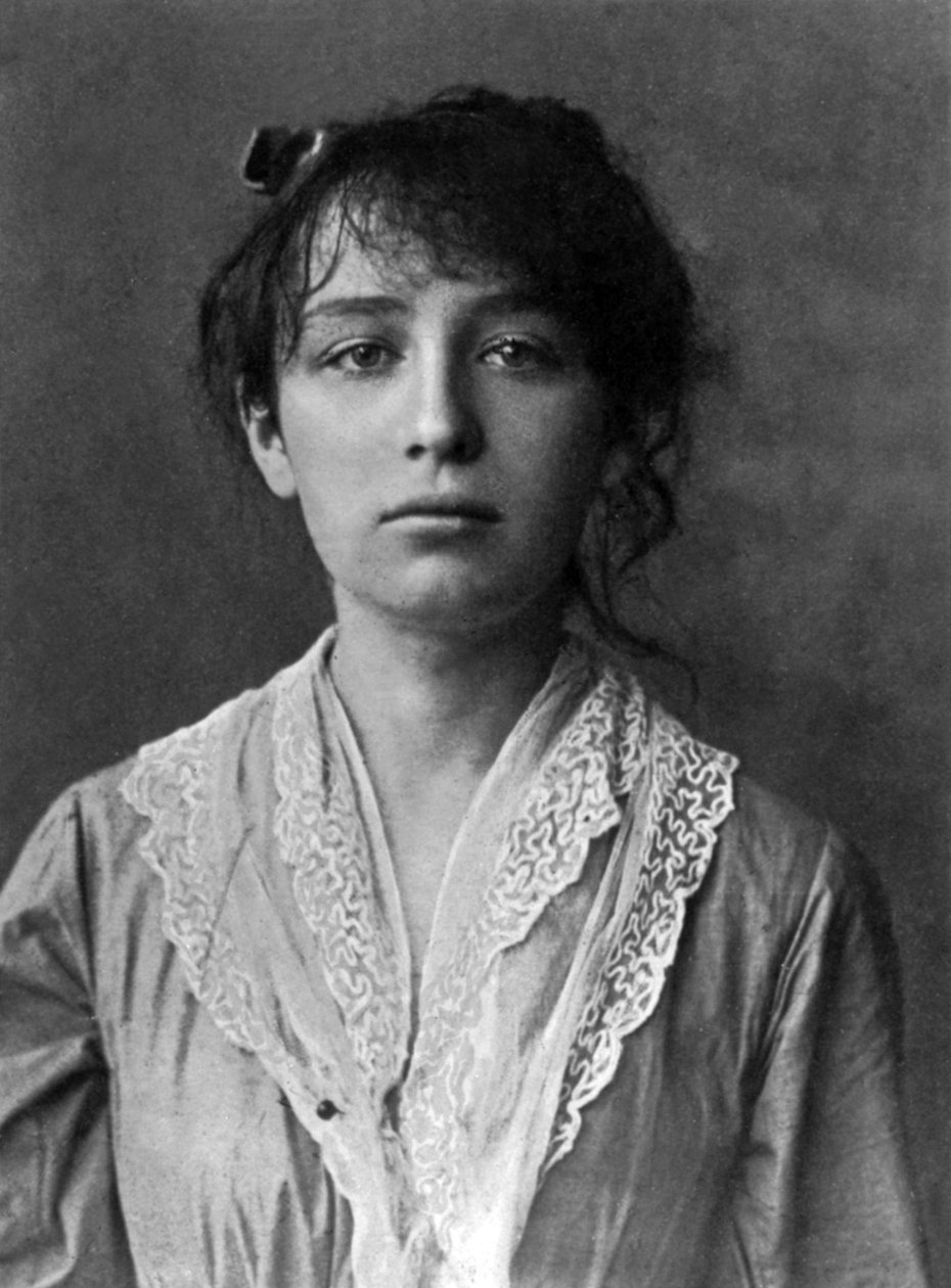 النحات الفرنسي كميل كلوديل (1864-1943) هنا عام 1884 بواسطة مصور غير معروف