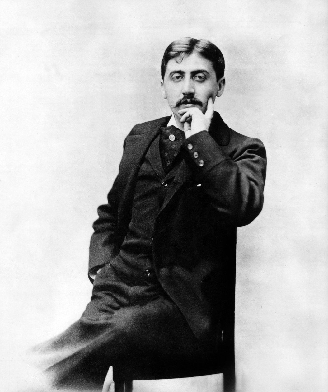 الكاتب الفرنسي مارسيل بروست (1871-1922) حوالي عام 1895 بواسطة مصور غير معروف