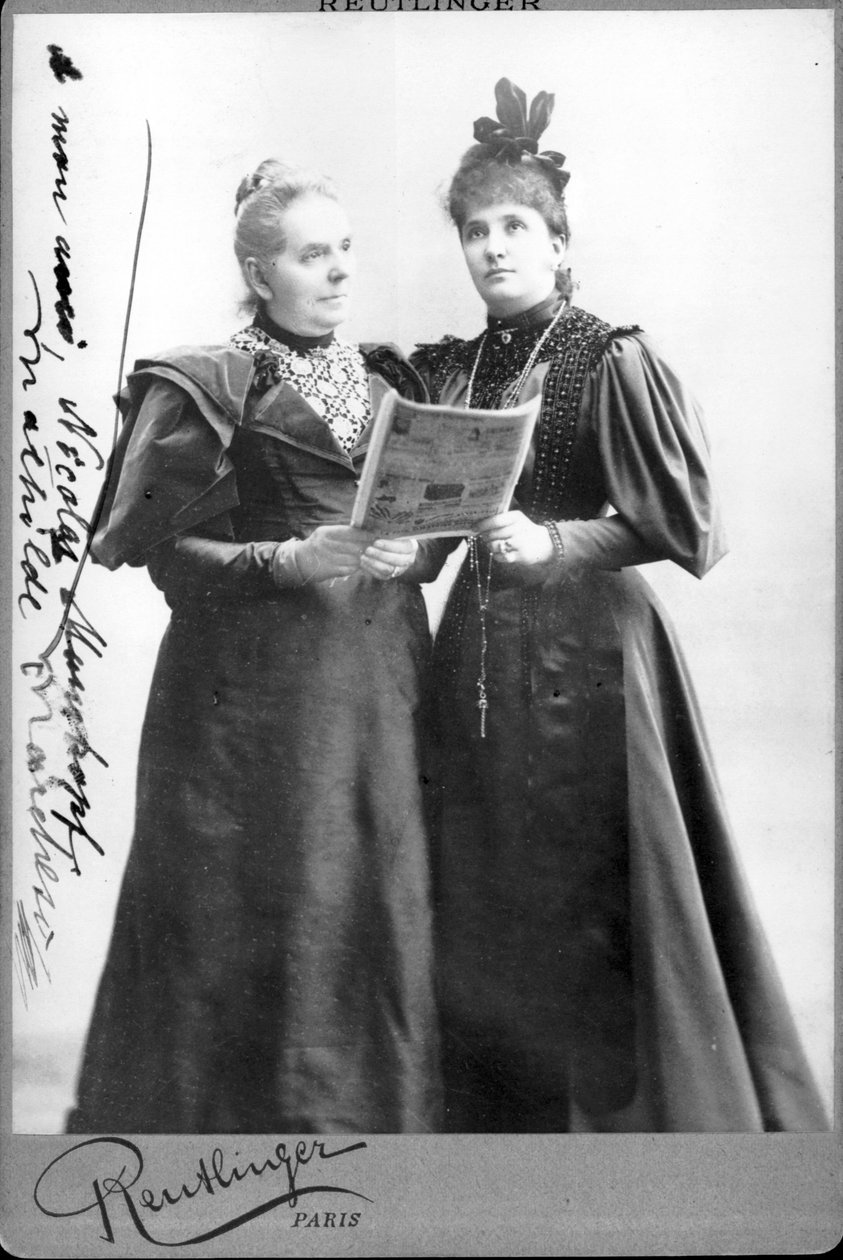 المغنية الألمانية ماتيلد مارشيسي (1821-1913) والمغنية الأسترالية نيلي (نيللي) ميلبا (1861-1931). التصوير الفوتوغرافي في أواخر القرن التاسع عشر بواسطة مصور غير معروف
