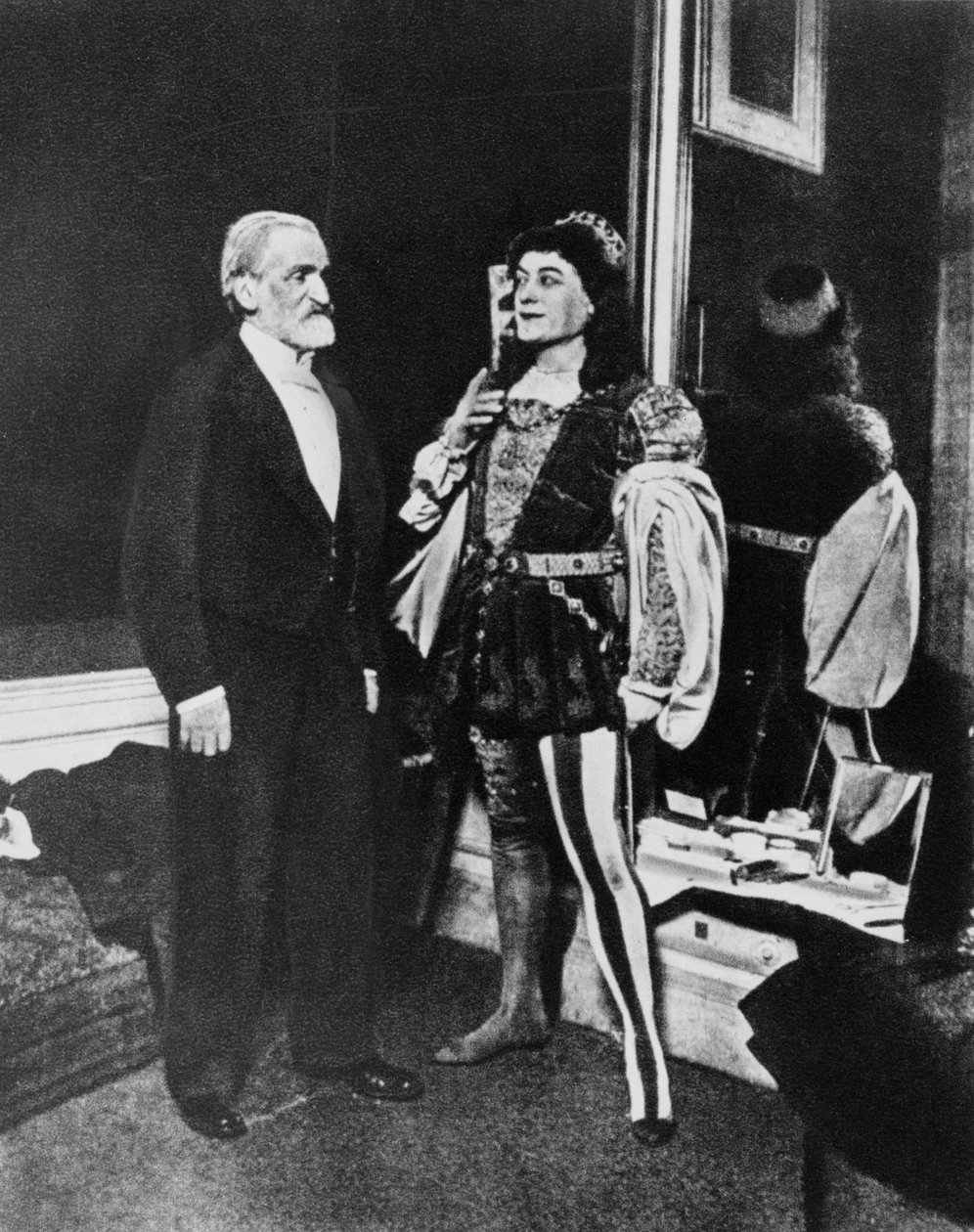 جوزيبي فيردي وفيكتور موريل (في Iago) في فبراير 1887 في Scala في ميلانو بعد العرض الأول لـ Otello. بواسطة مصور غير معروف