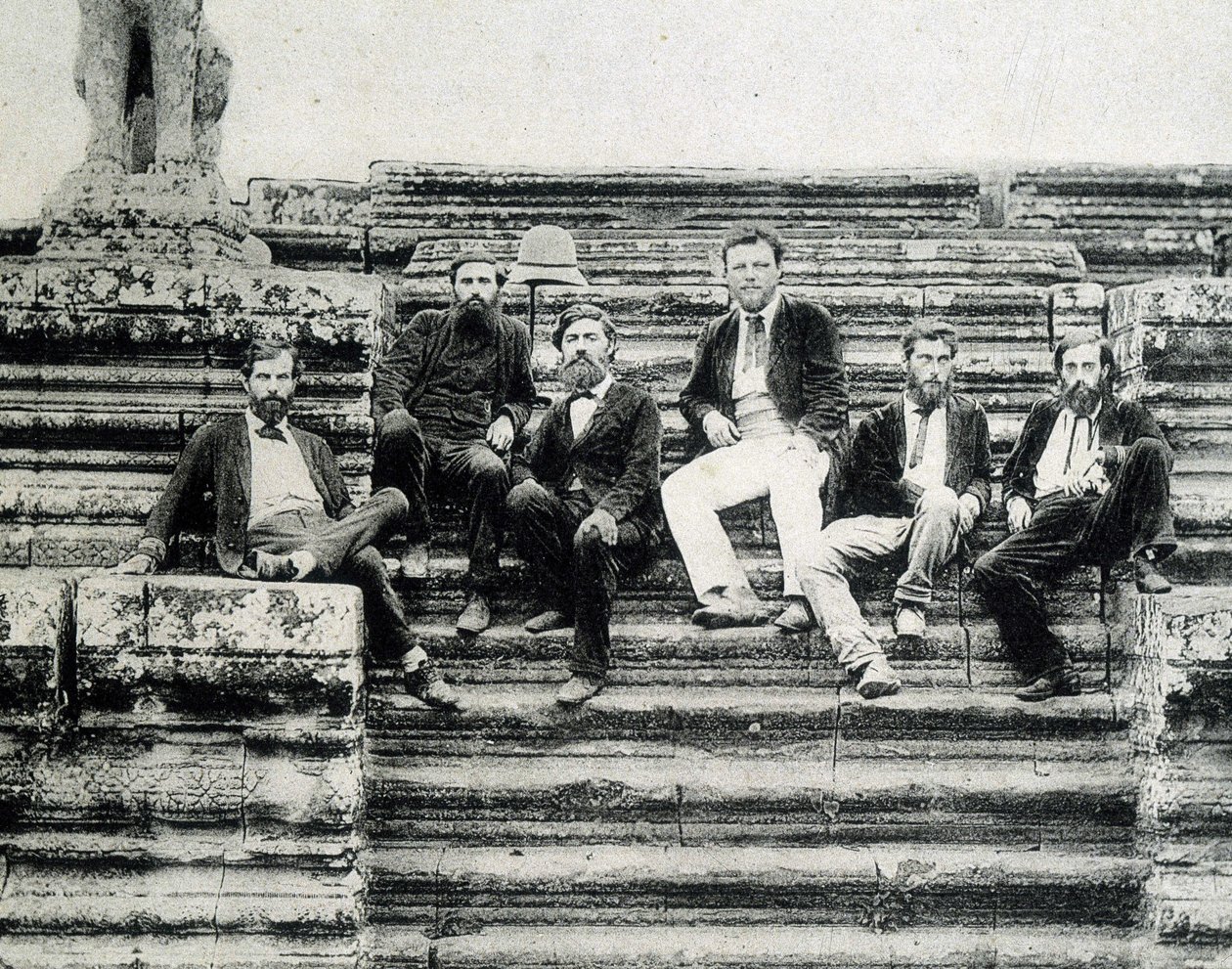 صورة جماعية لأعضاء بعثة استكشاف ميكونغ 1866-1868 (غارنييه ، دودارت دي لاغري) على درجات أنغكور فات. بواسطة مصور غير معروف