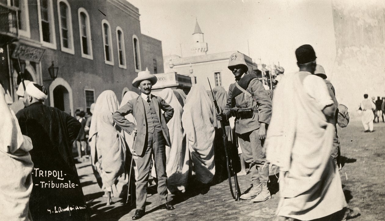  بواسطة مصور غير معروف