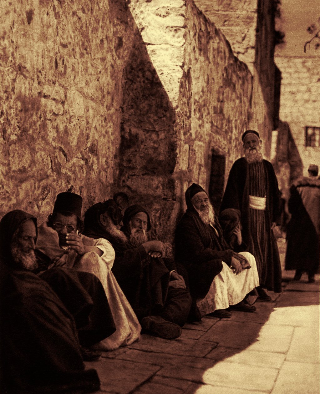  بواسطة مصور غير معروف