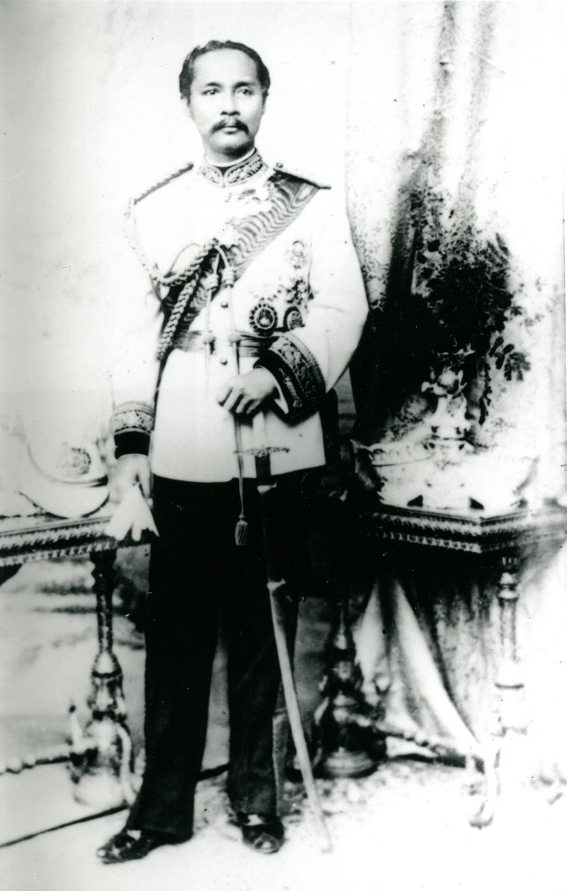 الملك شولالونغكورن ، حوالي 1880 (صورة بالأبيض والأسود) بواسطة مصور غير معروف