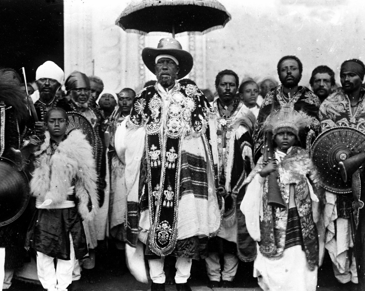 الملك منليك الثاني (1844-1913) محاط ببلاطه. أثيوبيا. بواسطة مصور غير معروف