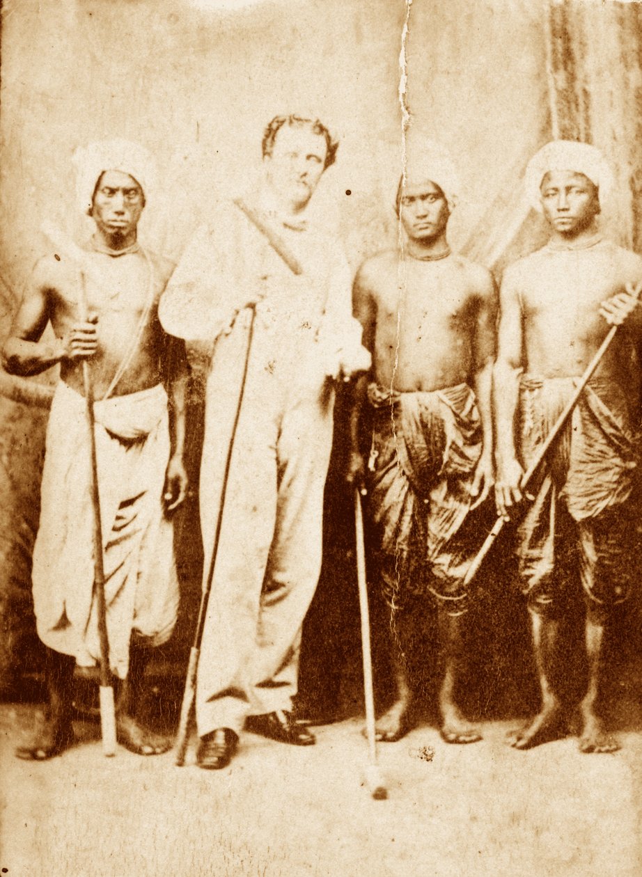 الملازم جوزيف شيرير ، مساعد المشرف على كاشار ، مع حامليه ، مانيبور ، 1861 حوالي عام بواسطة غير معروف