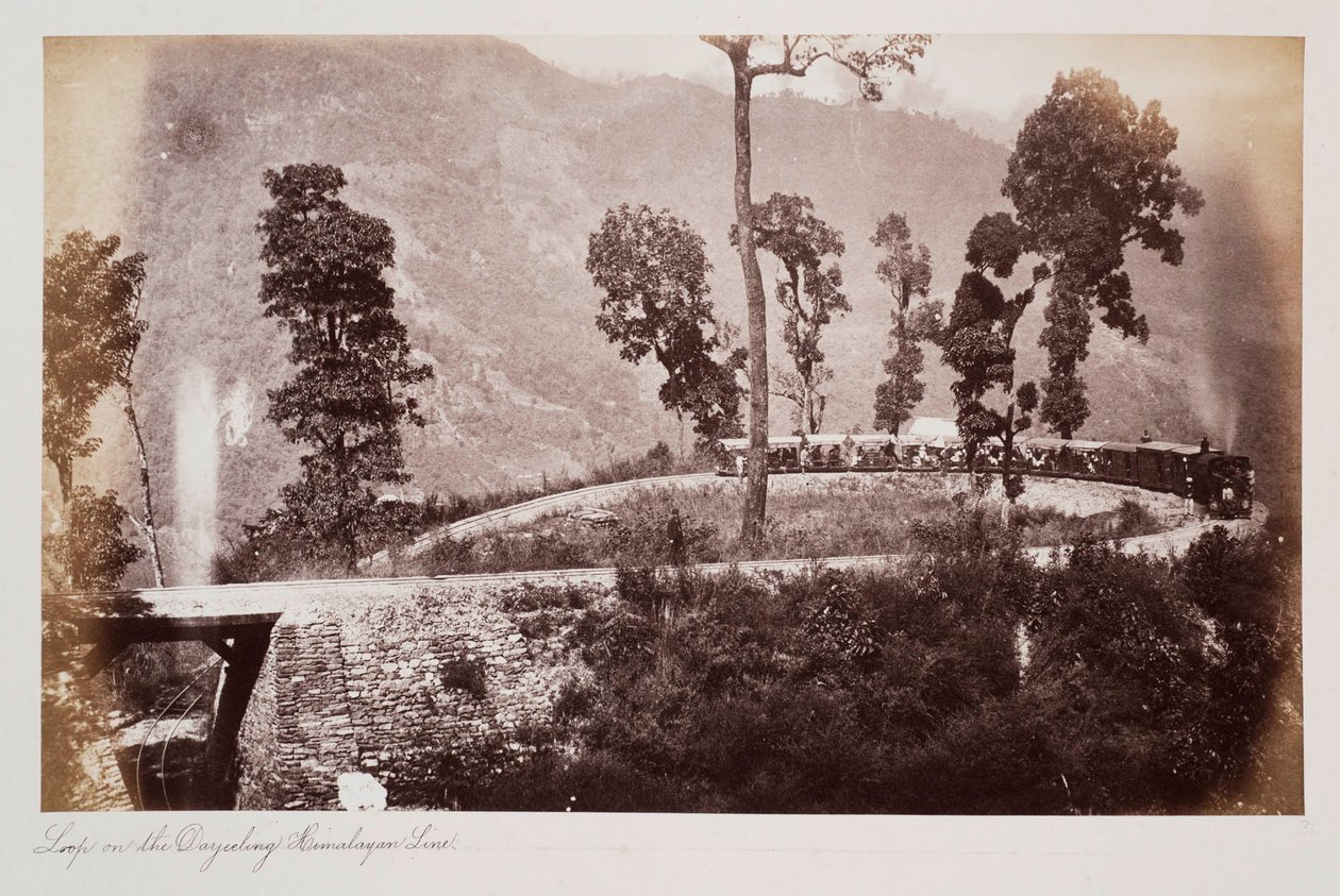 Loop on the Darjeeling Himalayan Line, c.1885 (sepia photo) بواسطة مصور غير معروف