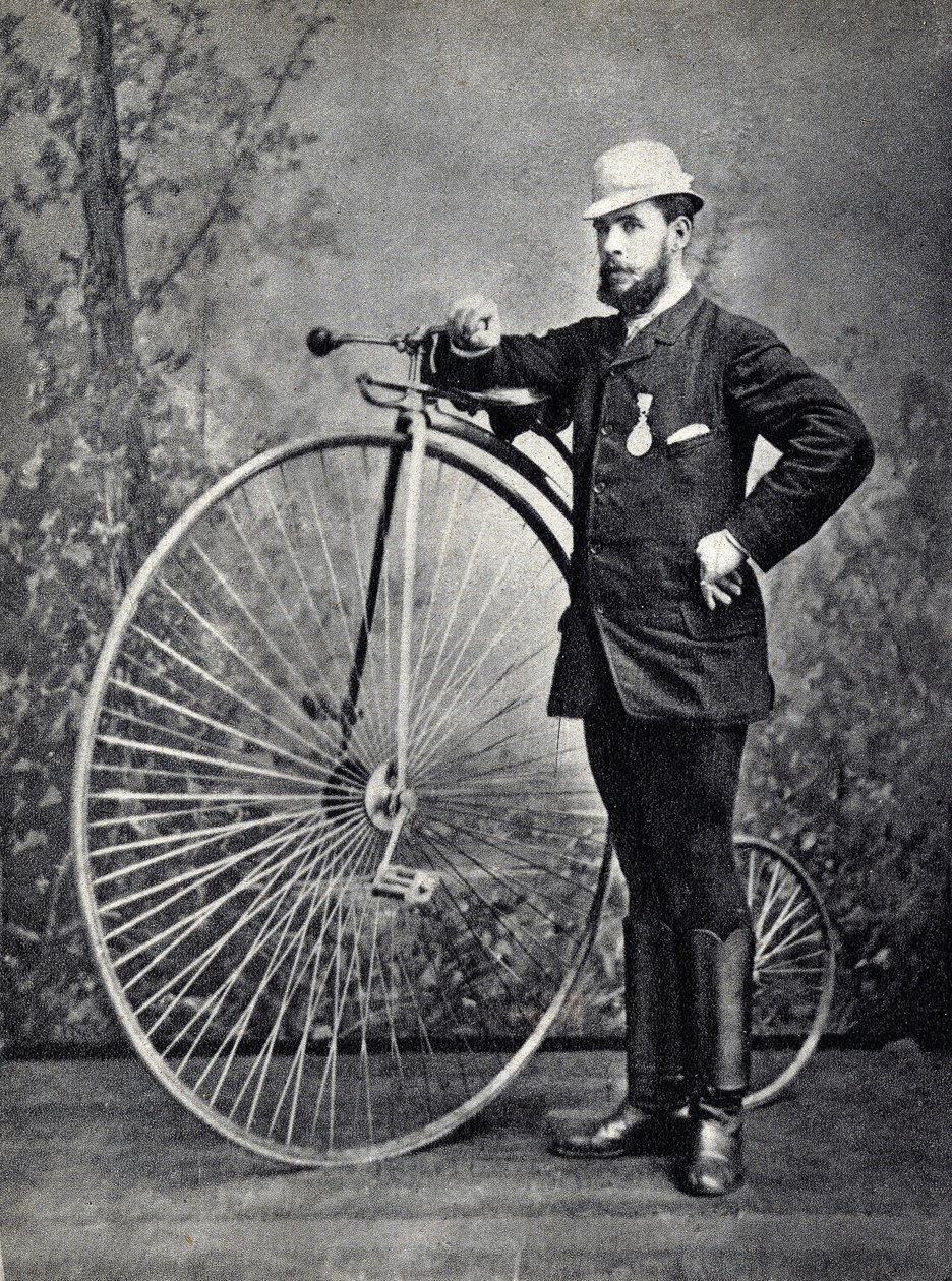 رجل يتظاهر مع Big bi (grand bi) ، سلف velocipede. تصوير ، أواخر القرن التاسع عشر ، باريس. كول. سيلفا. بواسطة مصور غير معروف