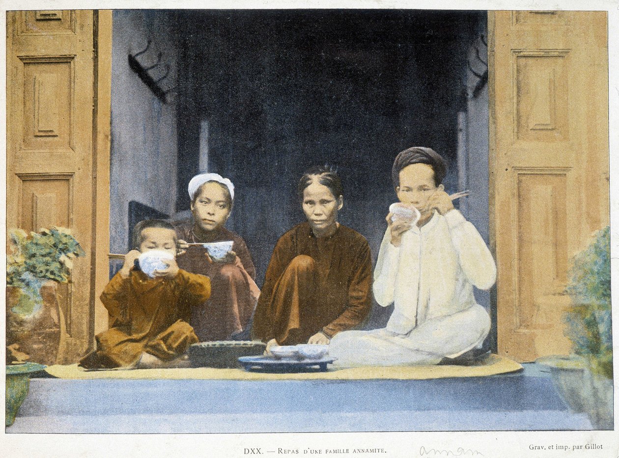 Meal of an Annamite family، v. 1895، "" Around the World "، أواخر القرن التاسع عشر. بواسطة مصور غير معروف