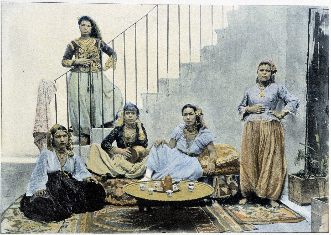 نساء من مغاربي الجزائر يتناولن الشاي - أصلي ، أواخر القرن التاسع عشر بواسطة مصور غير معروف