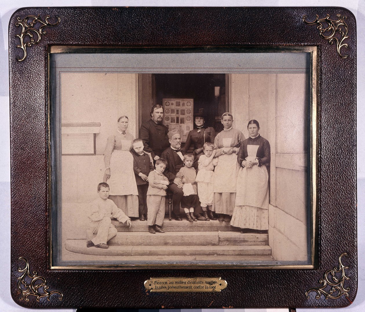 Pastor among English children treated preventive against rabies. Pastor Museum. بواسطة مصور غير معروف