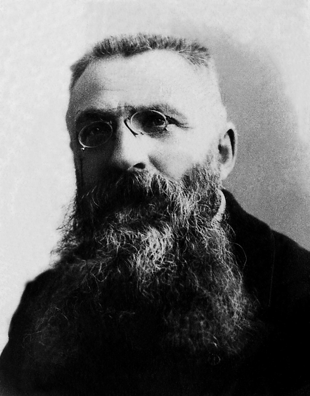 صورة لأوغست رودين (1840-1917) النحات الفرنسي. بواسطة مصور غير معروف