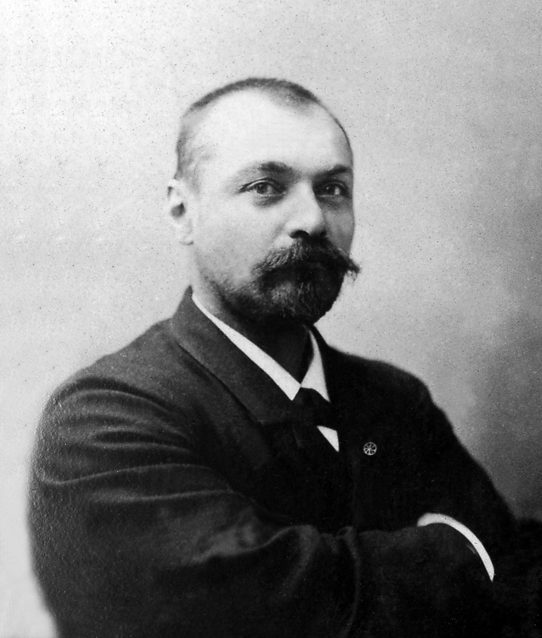 صورة لغابرييل بونفالو (1853-1933) مستكشف ومستشرق فرنسي. بواسطة مصور غير معروف