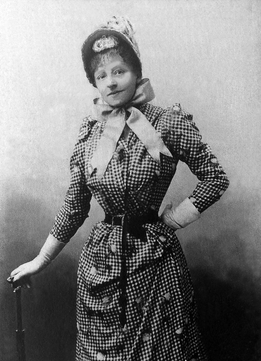 صورة لجيب (Sibylle Gabrielle Marie Antoinette Riquetti de Mirabeau ، كونتيسة Martel de Janville) (1849-1932) ، روائية فرنسية ، ألفت أكثر من 120 كتابًا ، بما في ذلك "Ce que femme veut" عام 1883. . التصوير بواسطة مصور غير معروف