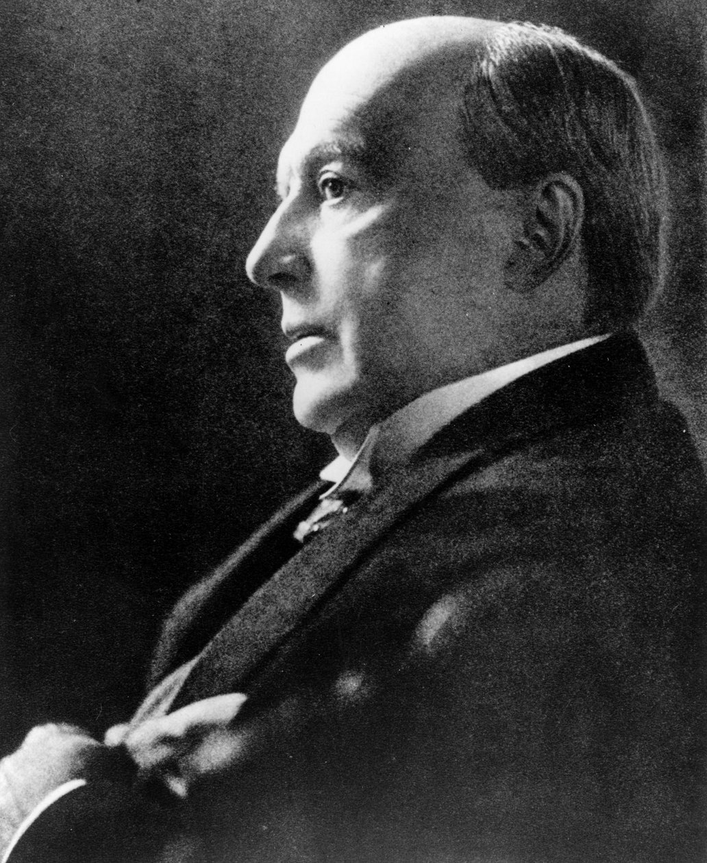 صورة هنري جيمس (1843-1916). روائي وناقد أمريكي حصل على الجنسية البريطانية عام 1915. بواسطة مصور غير معروف