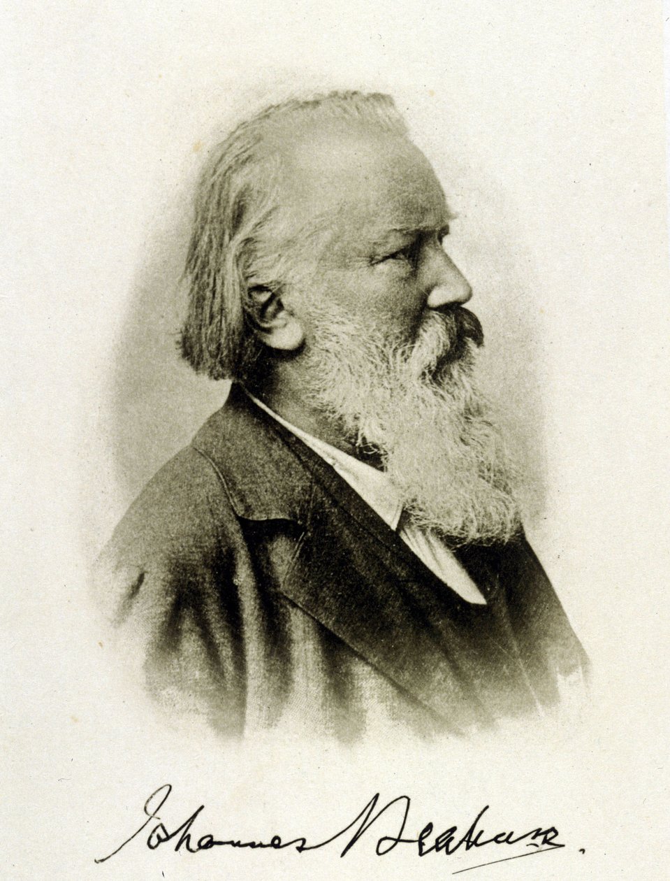 صورة يوهانس برامز (1833 - 1897) ، ملحن ألماني على صورة توقيعه. بواسطة مصور غير معروف
