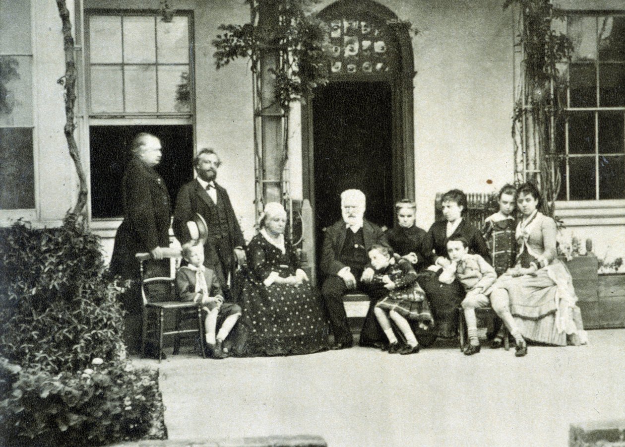 صورة لفيكتور هوغو في المنفى في غيرنسي عام 1866 وجولييت درويت على يمينه. بواسطة مصور غير معروف