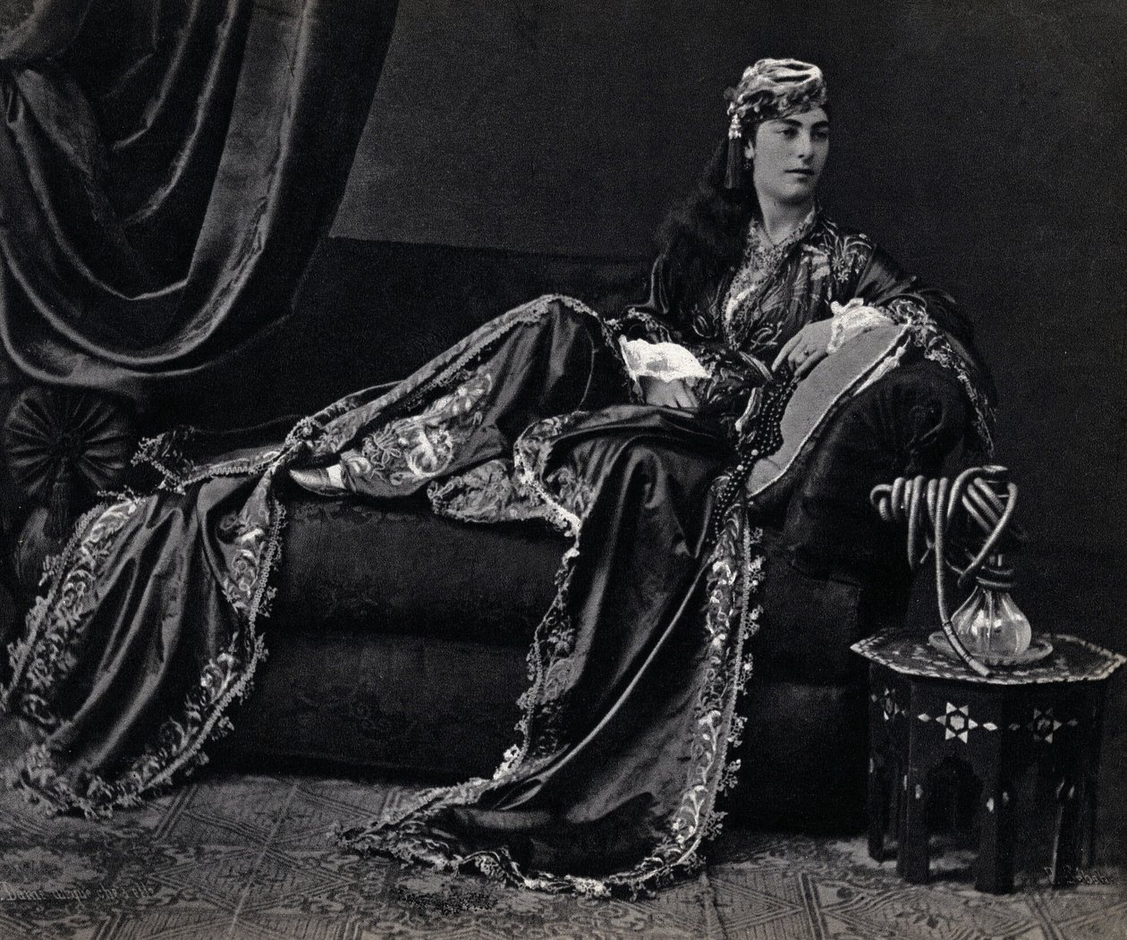 صورة لسيدة تركية. تصوير ، أواخر القرن التاسع عشر ، باريس. كول. سيلفا. بواسطة مصور غير معروف