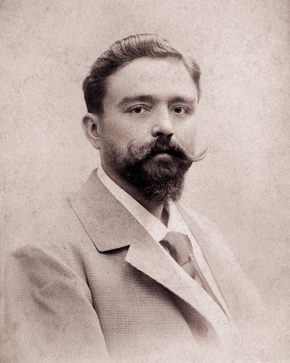 صورة للمؤلف الموسيقي وعازف البيانو إسحاق ألبينيز (1860-1909) في سن الخامسة والثلاثين. صورة عام 1895. مدريد. مؤسسة البينيز. بواسطة مصور غير معروف